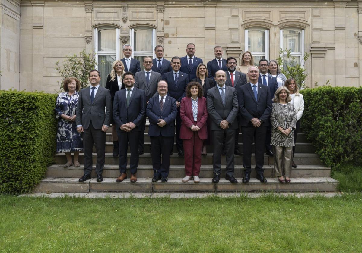 La delegación de alcaldes del Grupo de las 15 Ciudades Patrimonio de la Humanidad de España, el director del Centro de Patrimonio Mundial de la Unesco, Lazare Eloundou Assomo y Miquel Iceta.