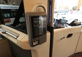 El dispositivo de pago, embarcado en uno de los vehículos.