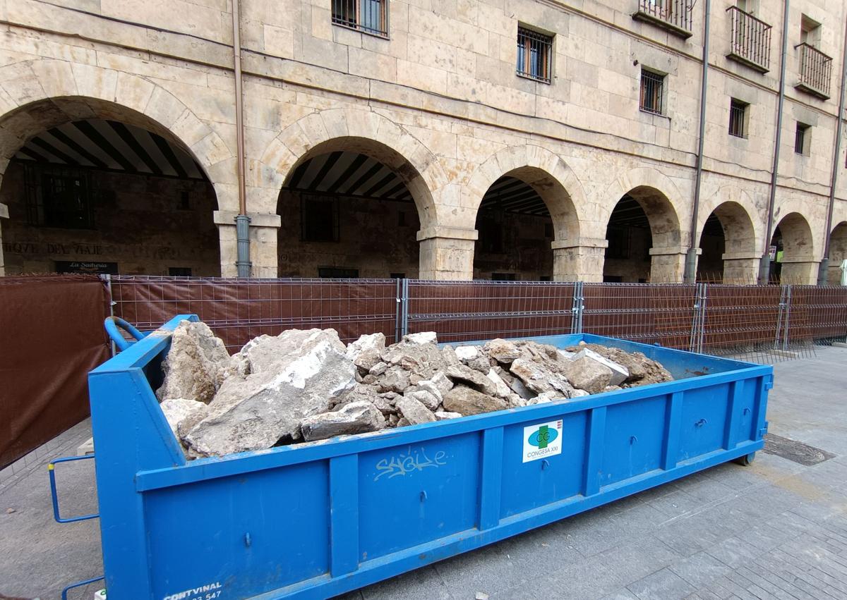 Imagen secundaria 1 - Trazado de la escaleras, dibujado en el lateral sobre la piedra; escombros retirados en un contenedor; el nuevo forjado de la estructura.