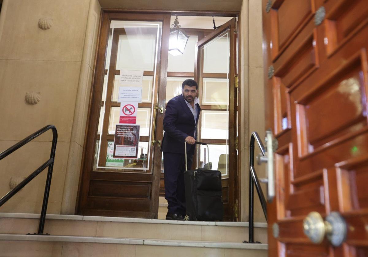 El acusado, José María Fuentes, a su llegada a la Audiencia.