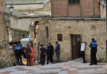 Trasladados al hospital los dos trabajadores atrapados por la caída de un muro en la calle Tentenecio