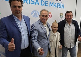 El padre de la pequeña, el presidente de la Asociación del Cáncer en Salamanca, el alcalde de Villoria y María en la presentación del torneo solidario