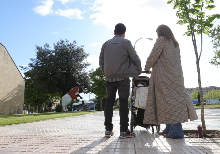 Paseo de una familia de acogida con un bebé.