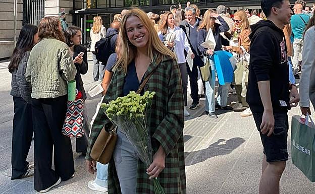 Fátima Ángeles Galiano, en Madrid junto al Ministerio de Sanidad tras elegir plaza MIR.