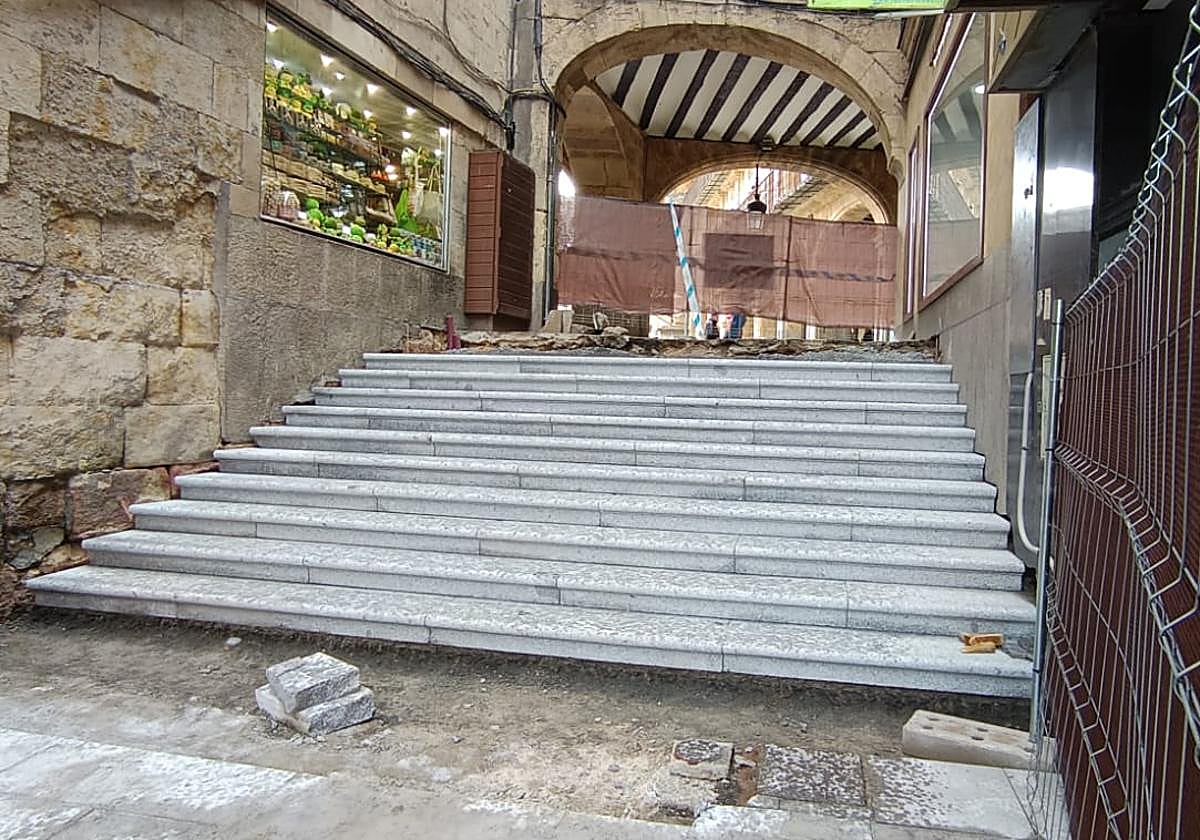 Así son las nuevas escaleras táctiles de la Plaza Mayor de Salamanca contra los resbalones