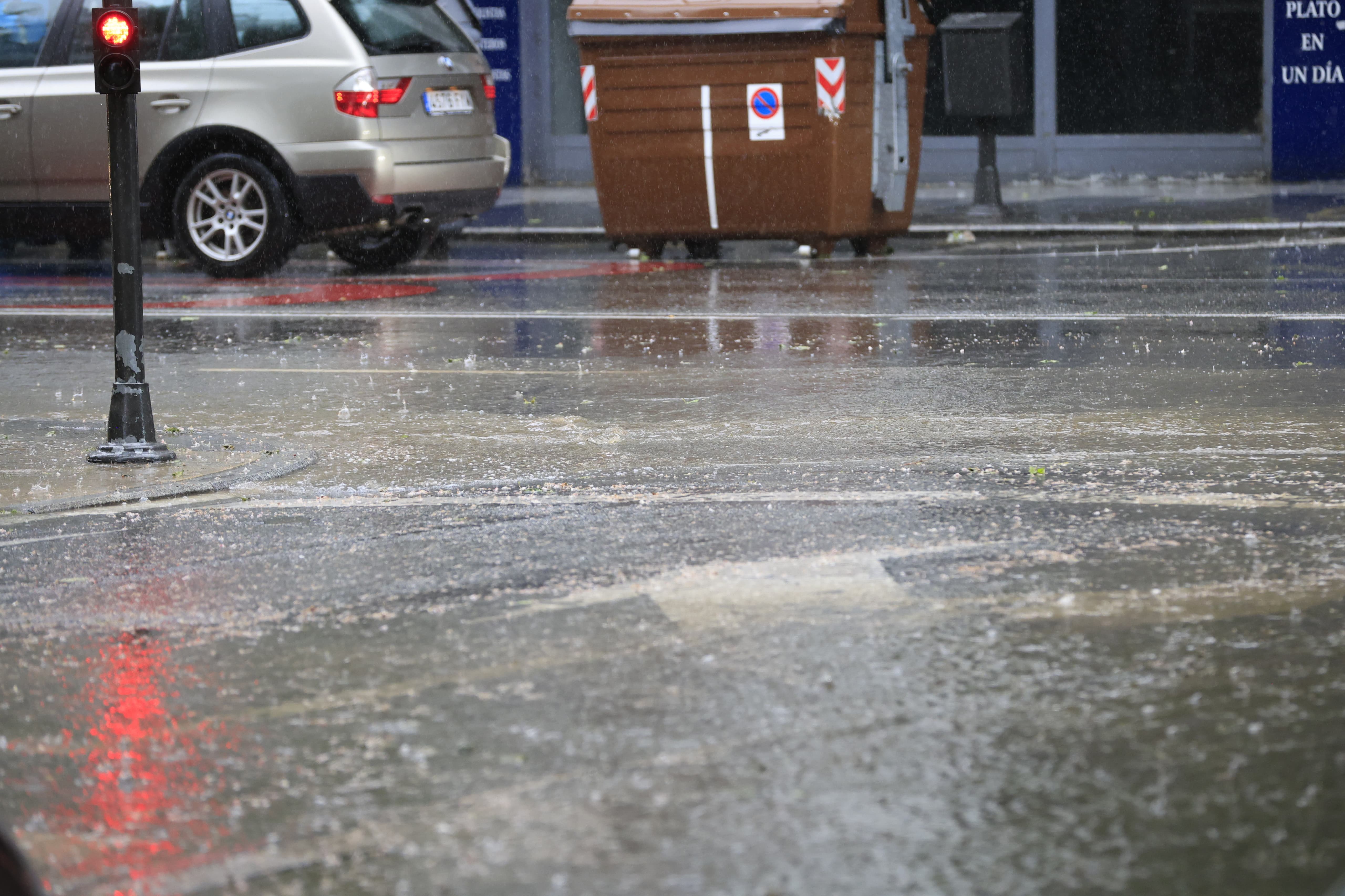 20 minutos de diluvio anegan parte de Salamanca al paso de un violento chaparrón