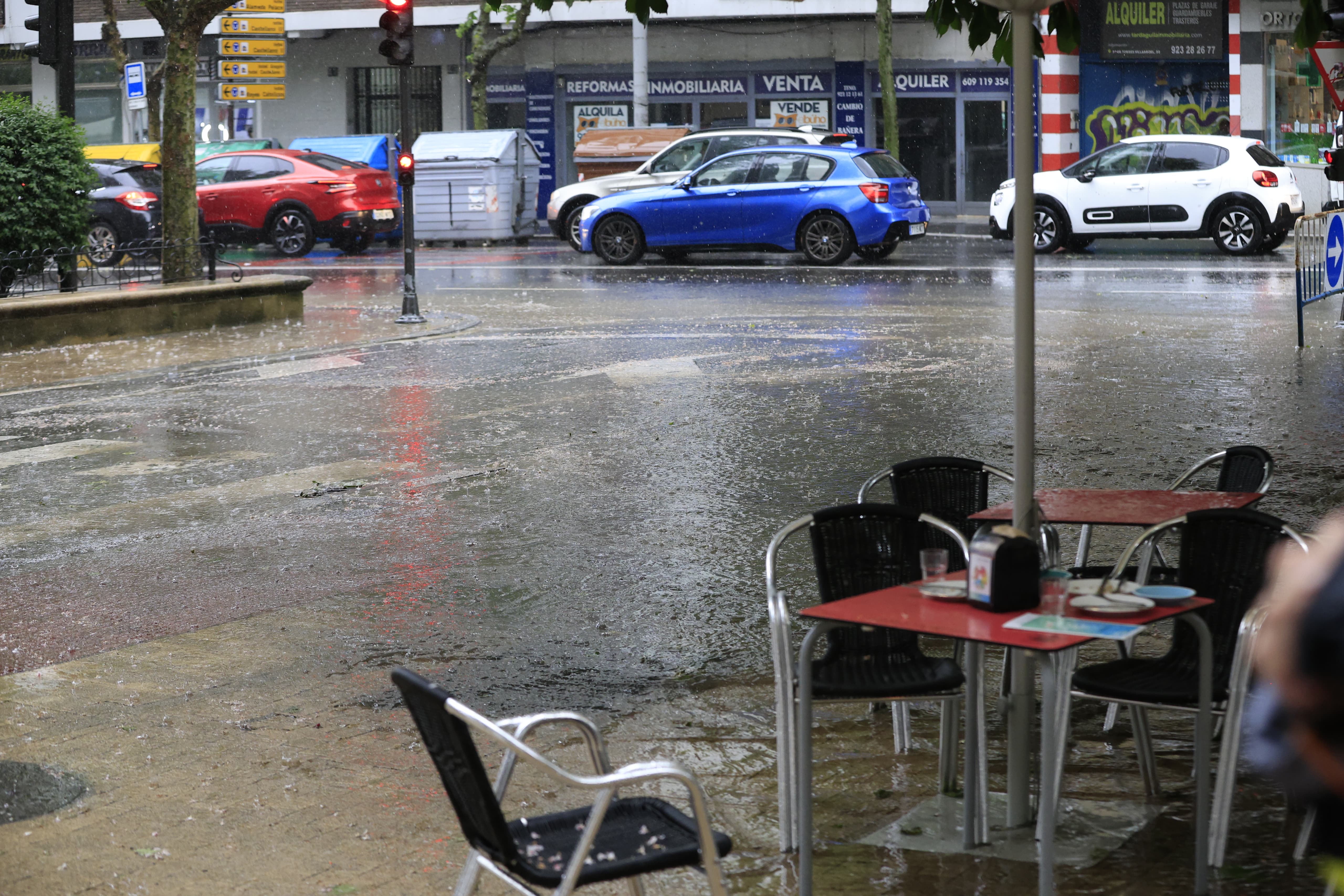 20 minutos de diluvio anegan parte de Salamanca al paso de un violento chaparrón