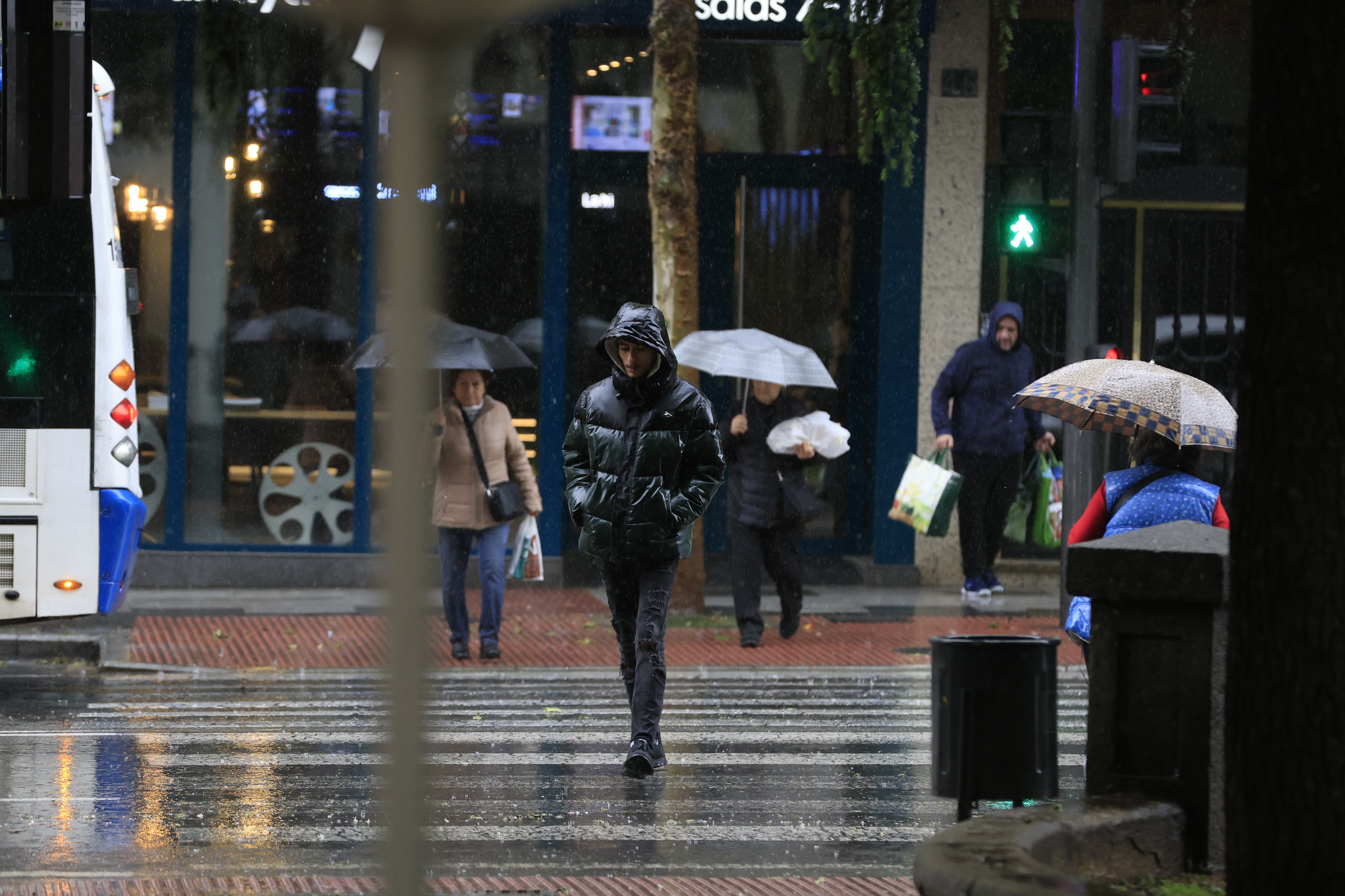 20 minutos de diluvio anegan parte de Salamanca al paso de un violento chaparrón