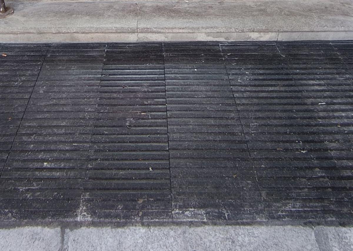 Imagem secundária 1 - Seção na parte superior da escada, detalhes do material e colocação na entrada.