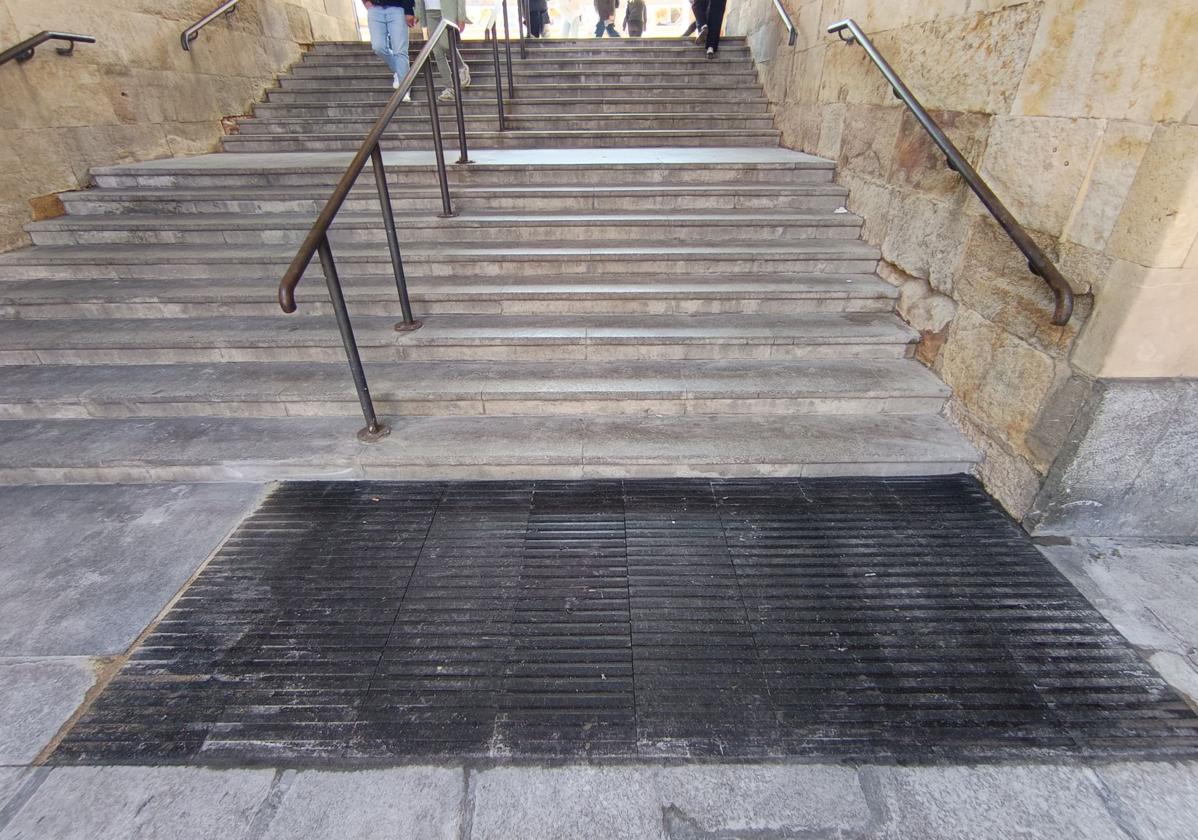 Las losas negras de estreno en la Plaza Mayor de Salamanca que se 'pegan' a los pies