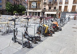 Patinetes estacionados en la plaza del Poeta Iglesias.