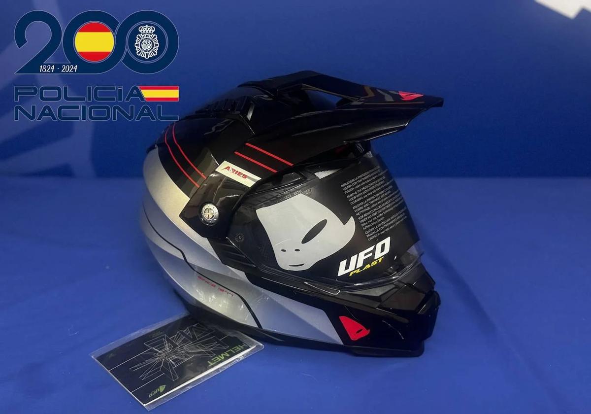 Revienta el escaparate de una tienda en Salamanca y roba tres cascos de moto