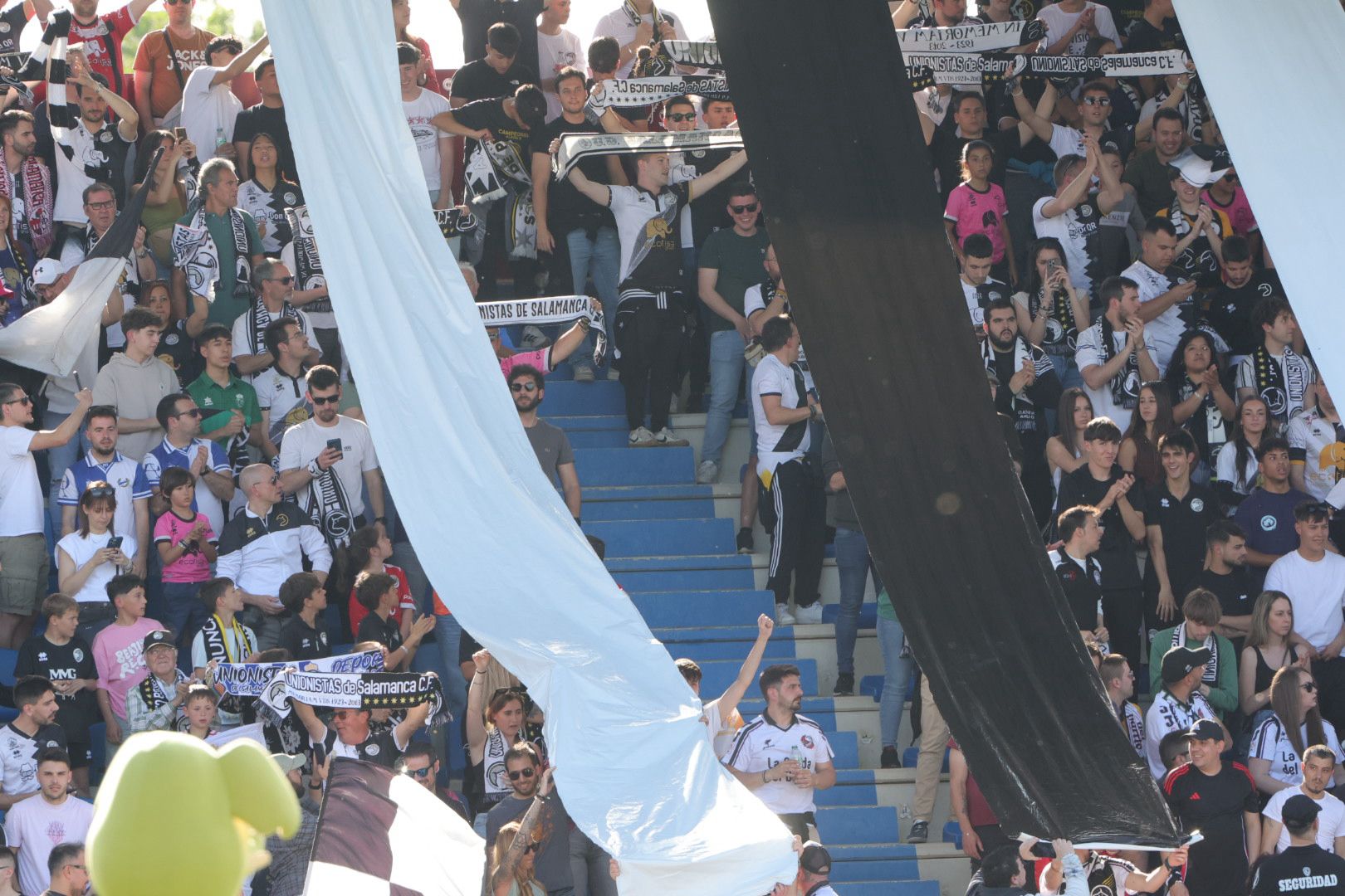 Unionistas-Tarazona en la grada: llenazo, desmayo y una afición volcada