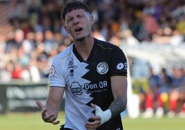 Jonny Arriba conduce el esférico ante el Tarazona en la primera parte