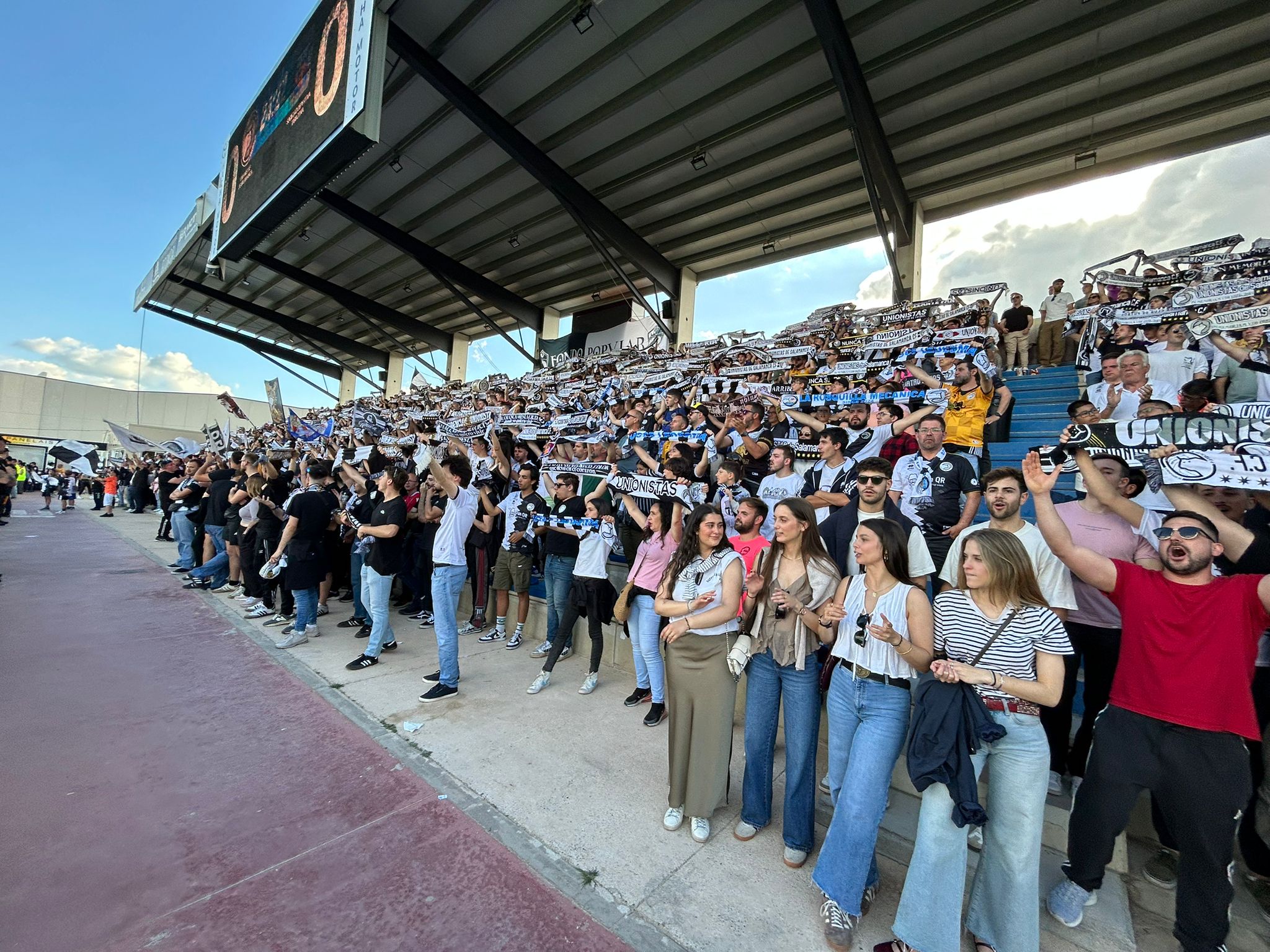 Unionistas-Tarazona en la grada: llenazo, desmayo y una afición volcada