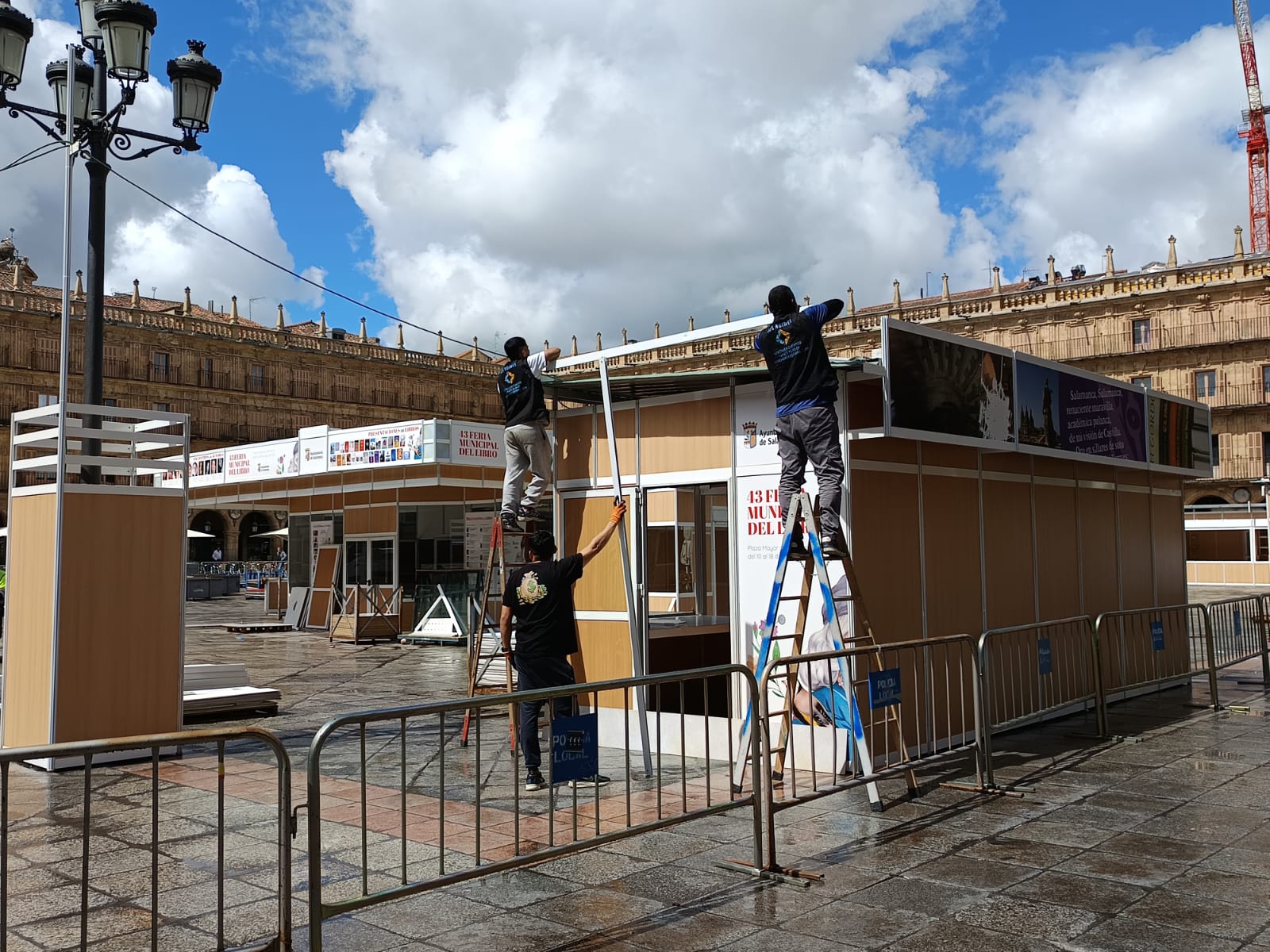 Adiós a las casetas que invaden la Plaza Mayor de Salamanca: desmontaje y cuenta atrás para las nuevas