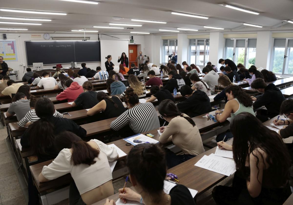 Alumnos en el examen de la EBAU en la Facultad de Ciencias de la Universidad de Salamanca en una imagen de archivo
