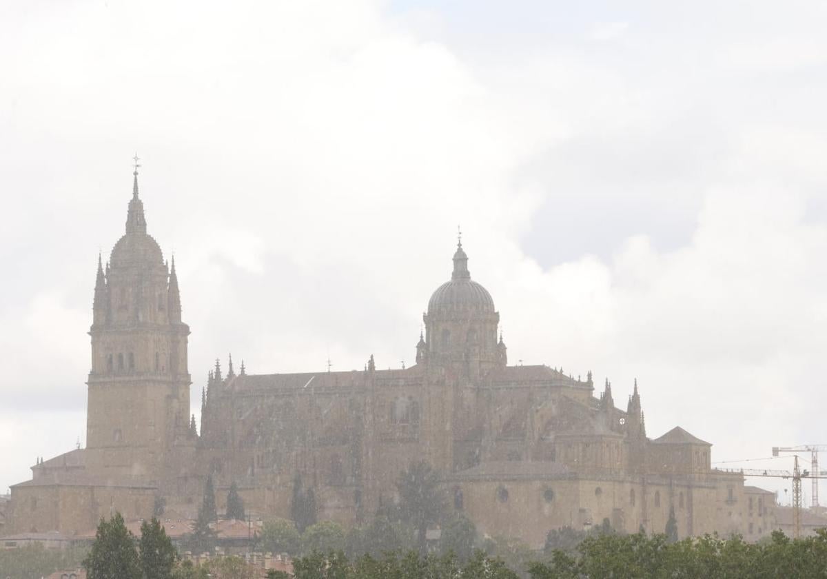 Una de las últimas tormentas caídas sobre la ciudad, con las Catedrales de fondo.