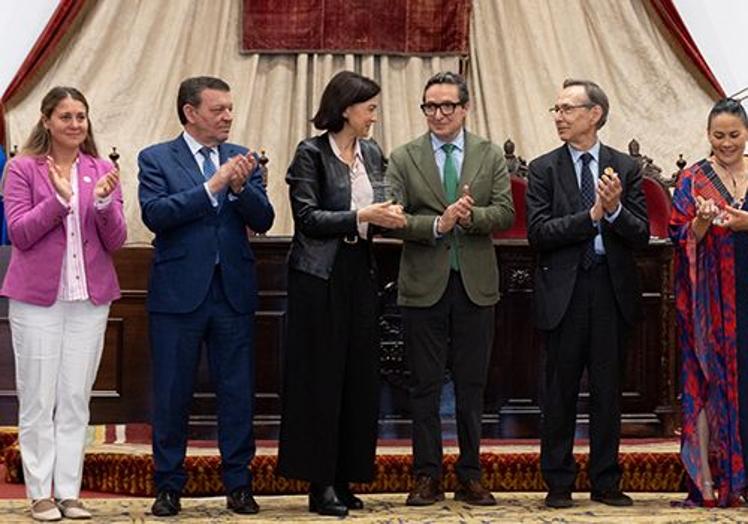 Entrega de placas de reconocimiento en la inauguración del encuentro internacional.