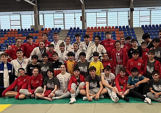 Participantes y seguidores del Judo Club Doryoku.