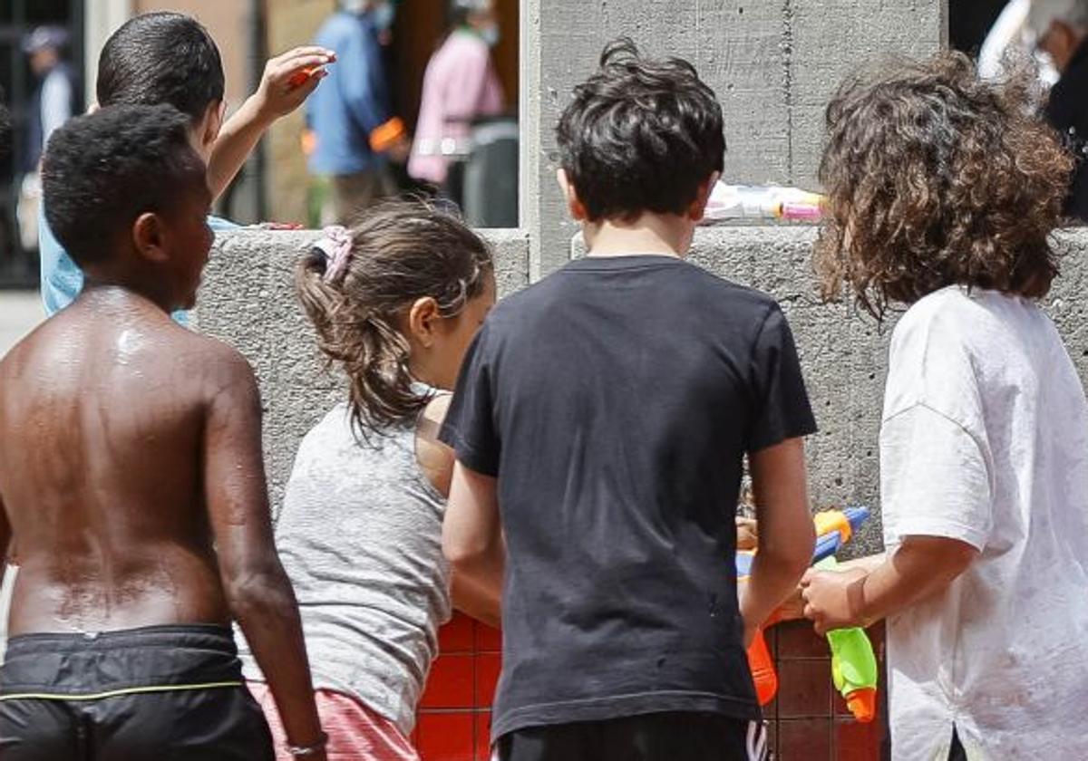 Niños jugando en una imagen de archivo