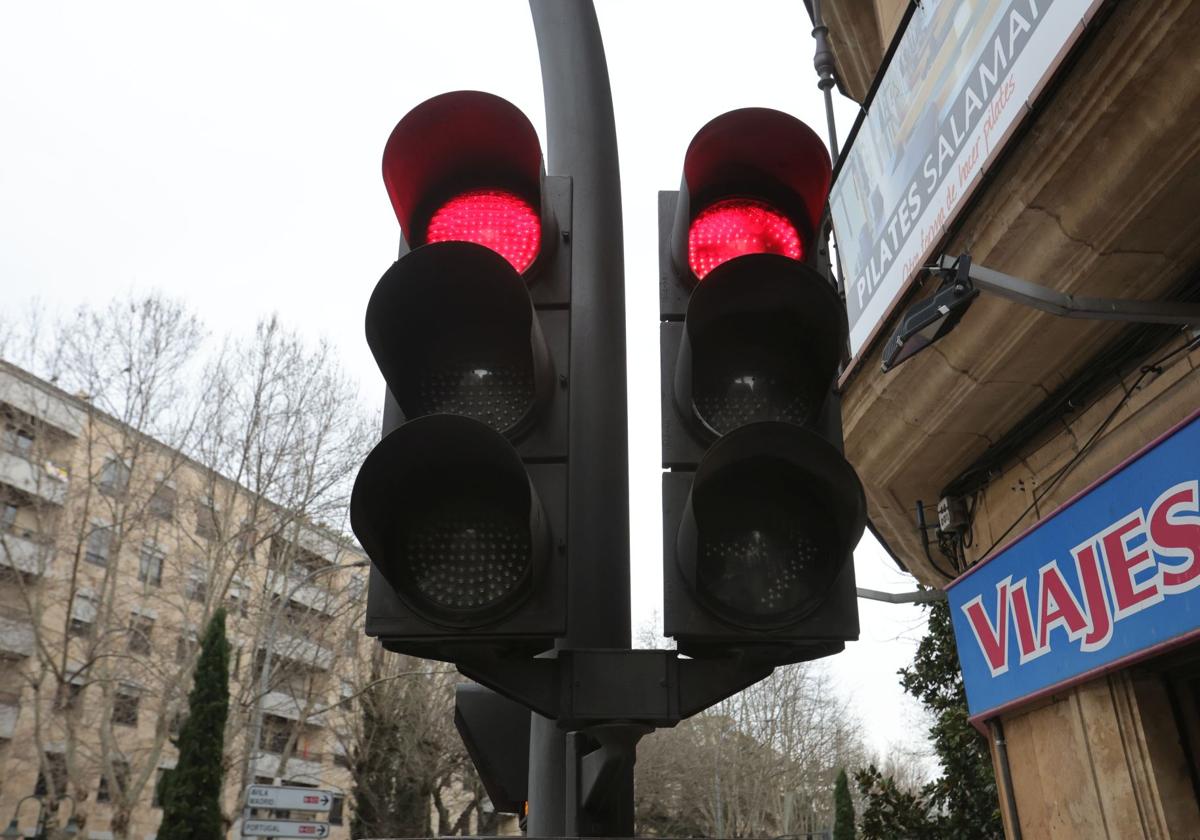 Semáforo en rojo en el centro de Salamanca.