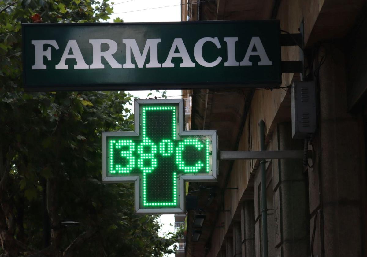 El termómetro de una farmacia de Salamanca marca 38 grados en una imagen de archivo.