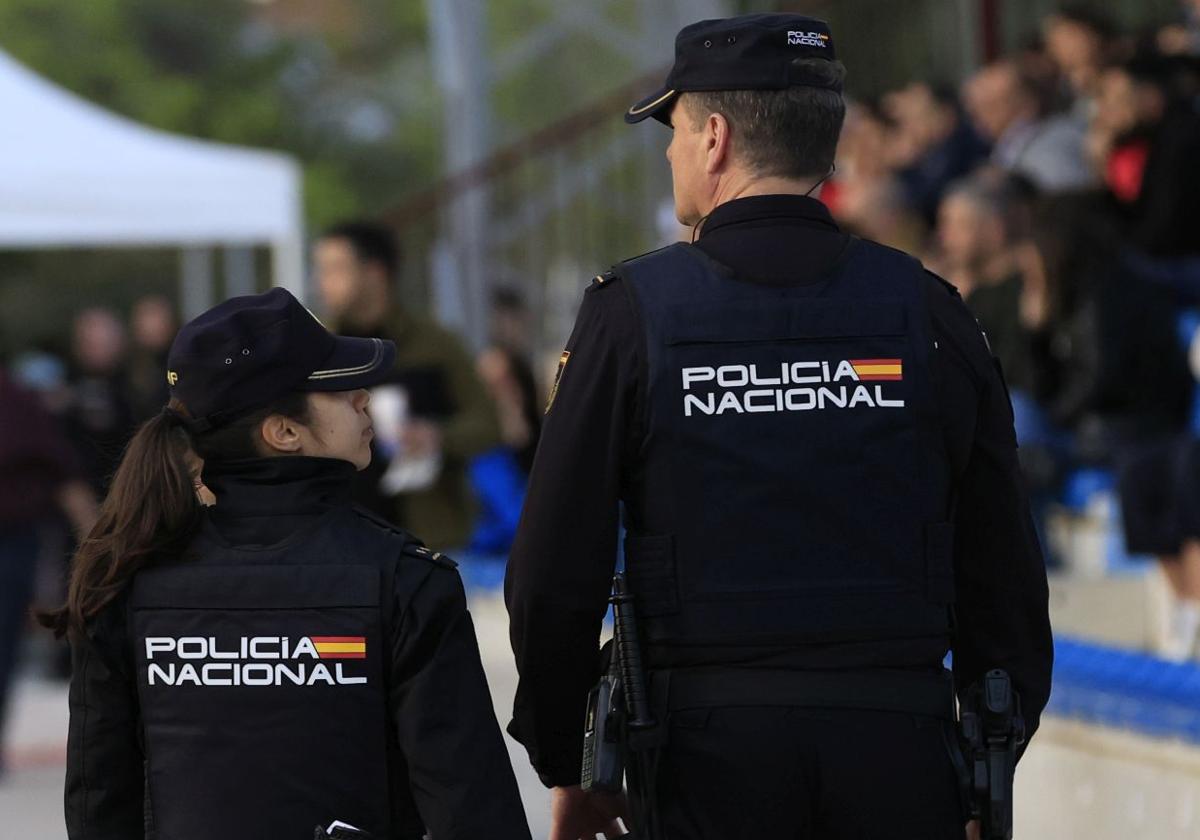 Dos agentes de la Policía Nacional en Salamanca en una imagen de archivo.