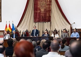 El rector de la USAL durante la sesión del Claustro.