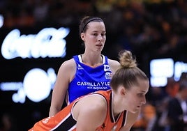 Antonia Delaere, al fondo, durante la semifinal ante el Valencia Basket.