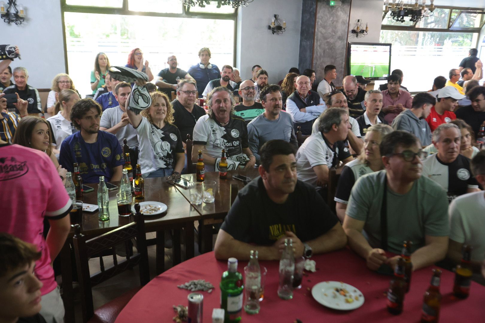 La afición de Unionistas sigue la final por la salvación en los bares