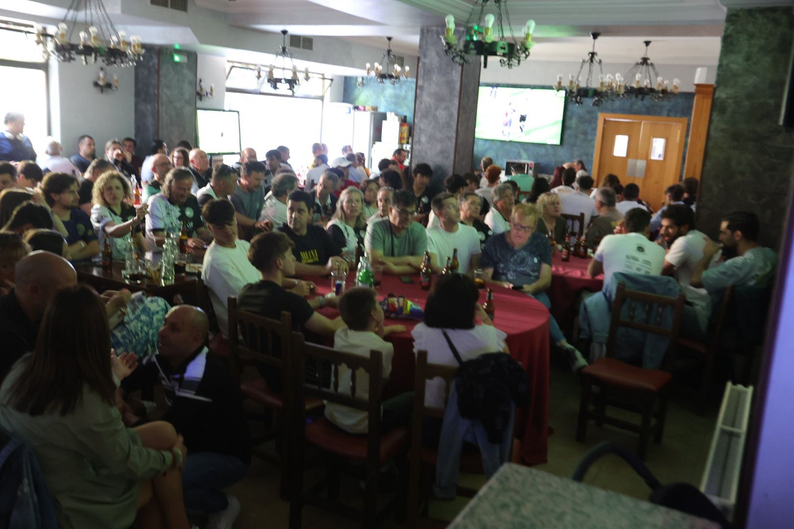 La afición de Unionistas sigue la final por la salvación en los bares