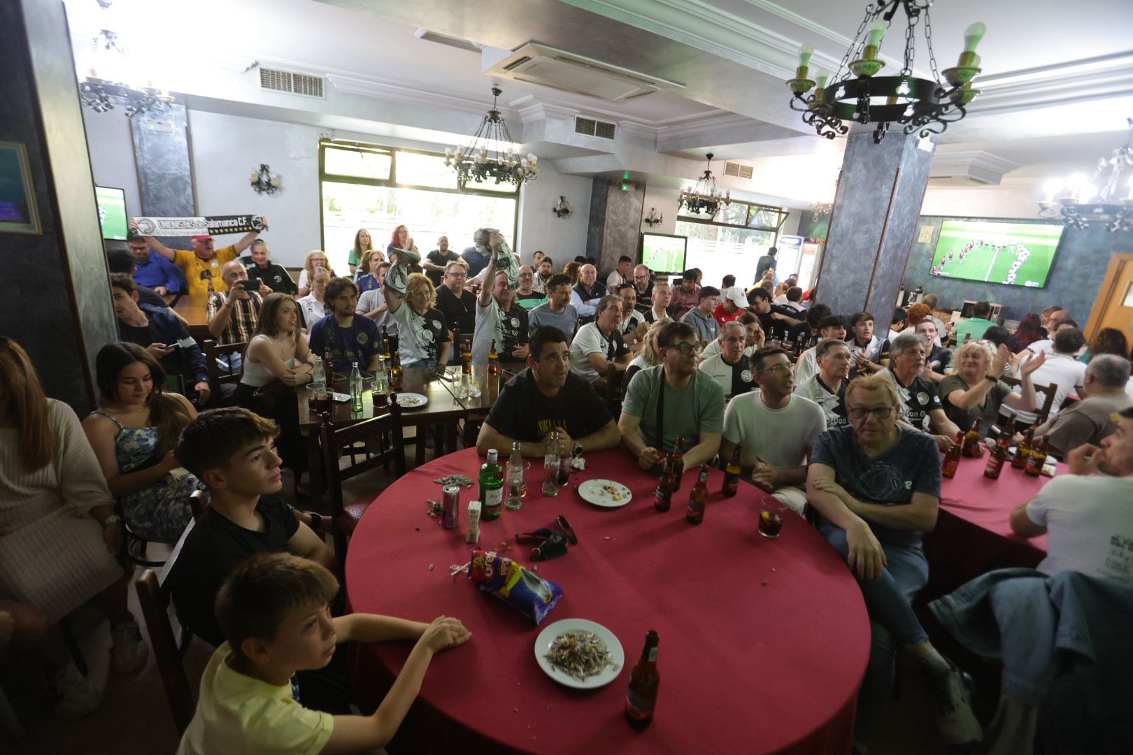 La afición de Unionistas sigue la final por la salvación en los bares