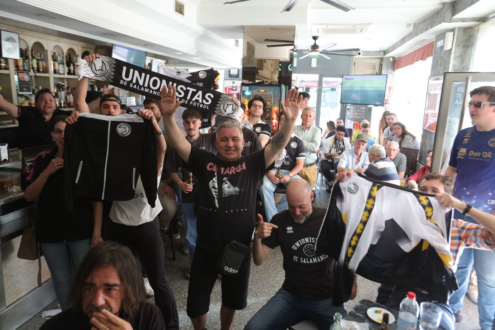 La afición de Unionistas sigue la final por la salvación en los bares