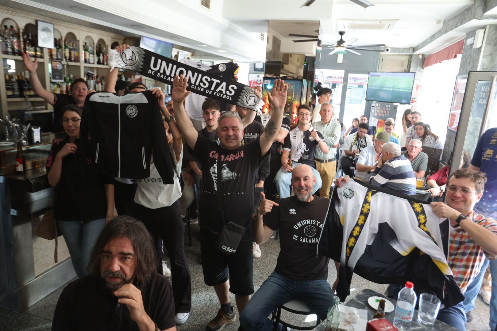 La afición de Unionistas sigue la final por la salvación en los bares