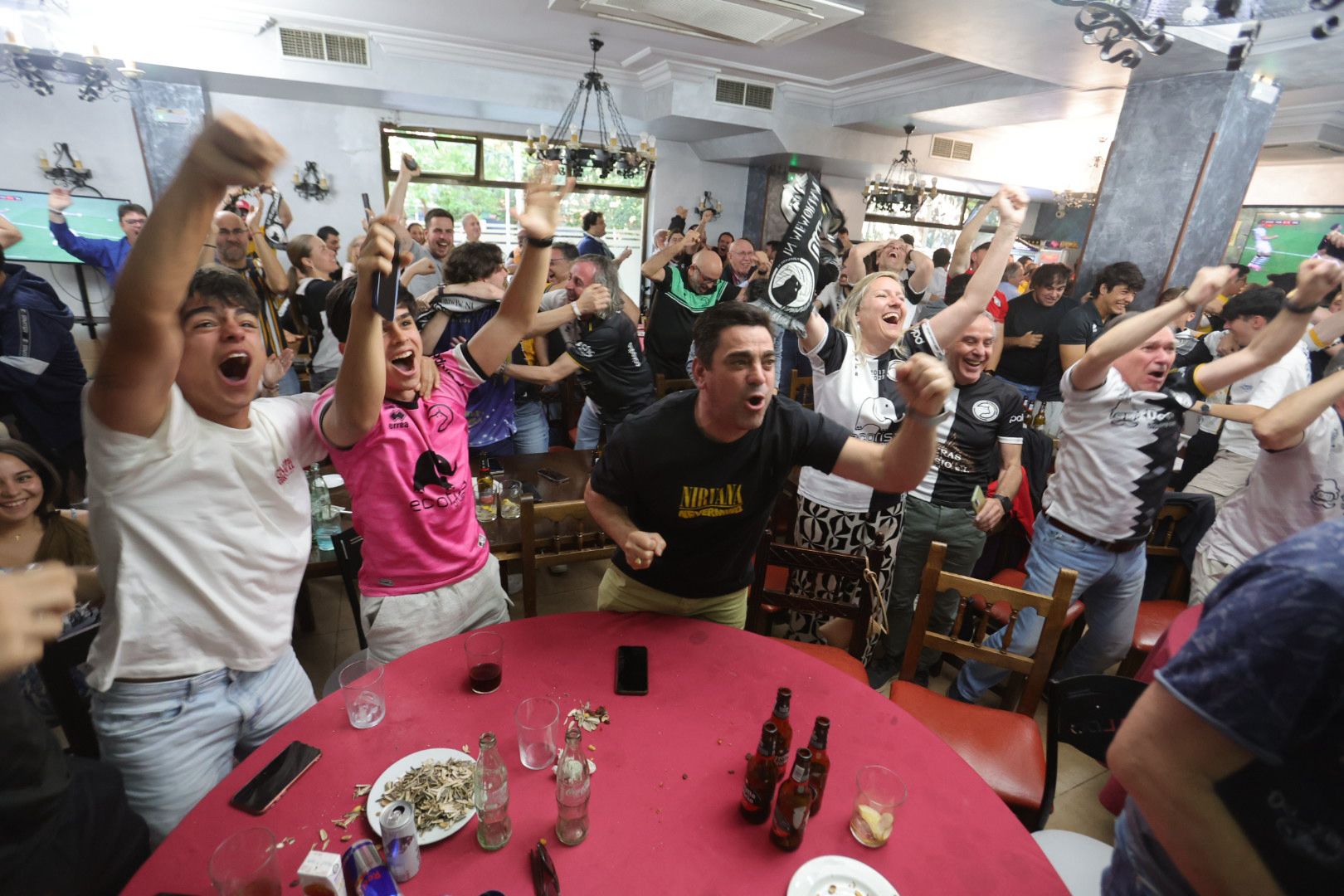 La afición de Unionistas sigue la final por la salvación en los bares