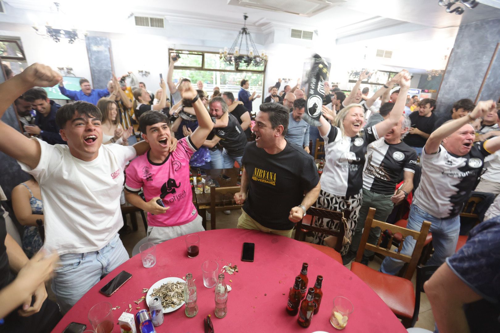 La afición de Unionistas sigue la final por la salvación en los bares