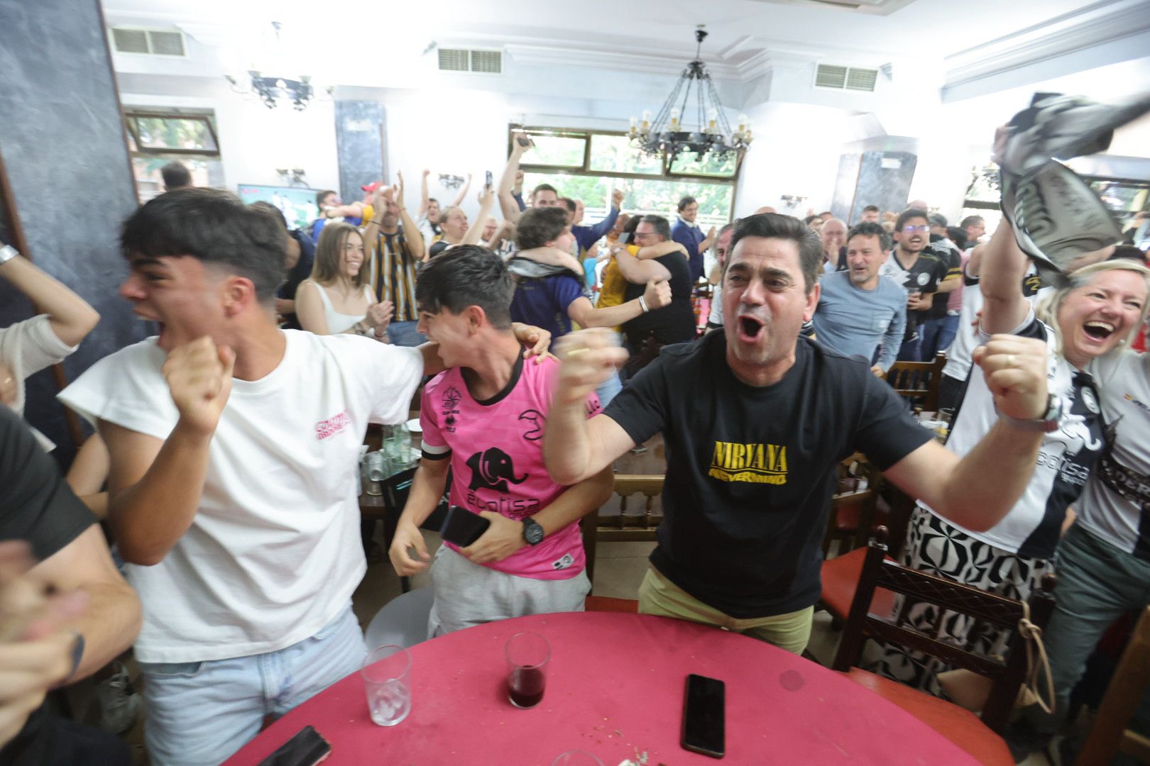 La afición de Unionistas sigue la final por la salvación en los bares