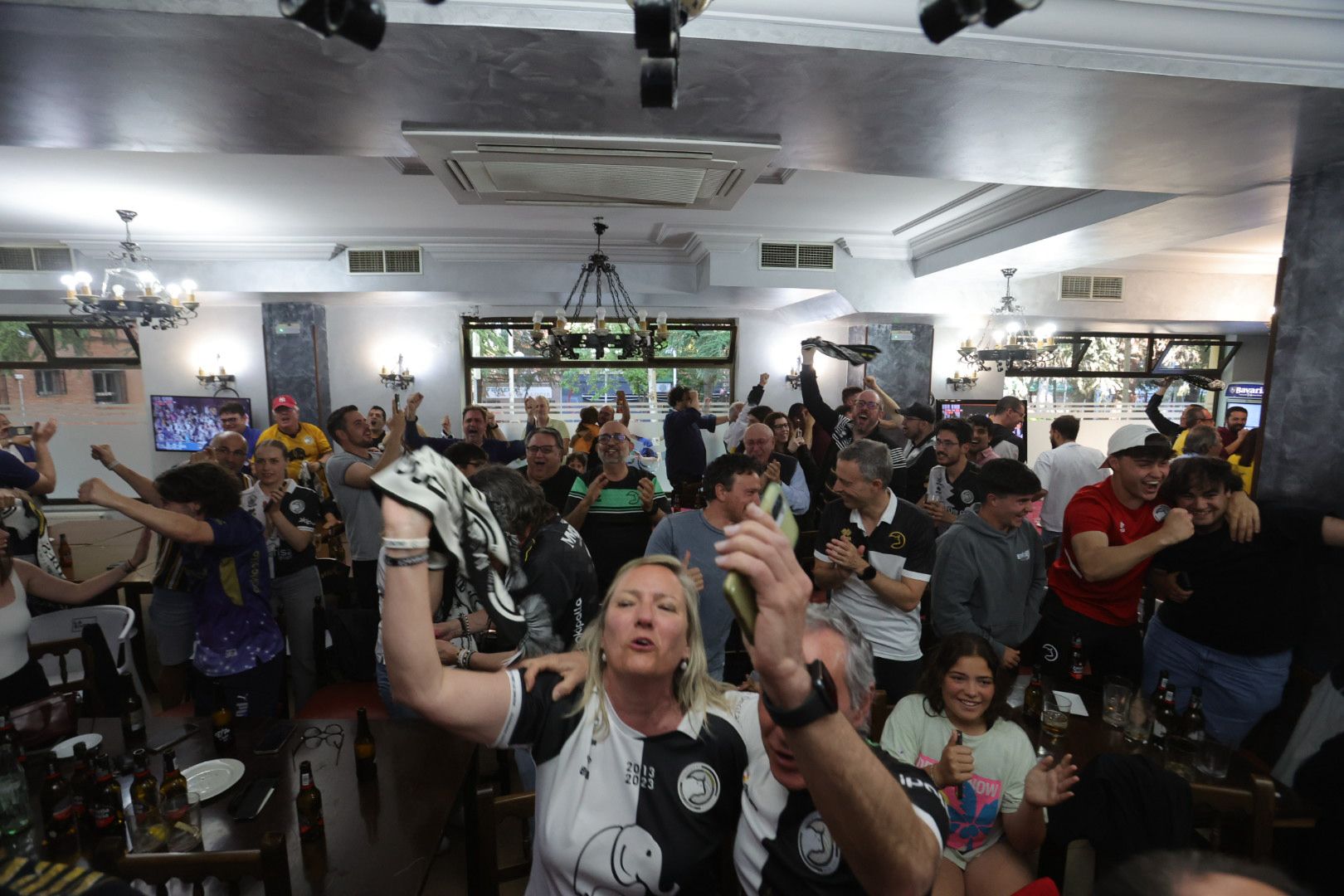 La afición de Unionistas sigue la final por la salvación en los bares