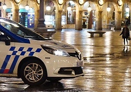 Un coche de la Policía Local de Salamanca en la Plaza Mayor en una imagen de archivo.