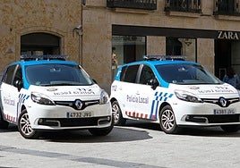Dos coches de la Policía Local de Salamanca en una imagen de archivo.