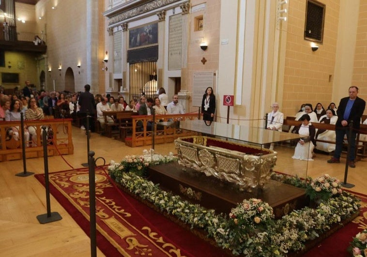 Multitud de visitantes este domingo a Alba de Tormes para venerar el cuerpo de Santa Teresa.