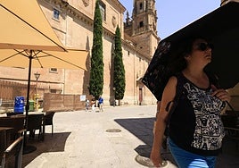 Una turista se protege del sol con un paraguas en Salamanca.