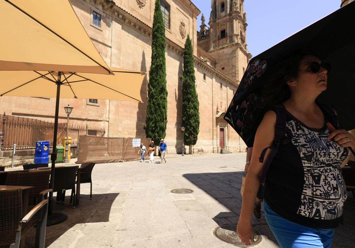 Una turista se protege del sol con un paraguas en Salamanca.