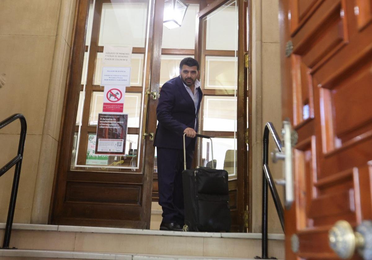 José María Fuentes llegando a la Audiencia.