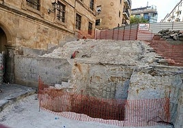 Lugar donde irá encastrado el elevador de las escaleras de la Riojana.