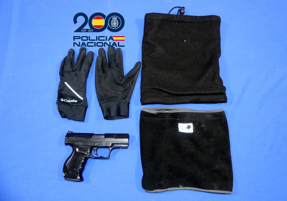 Guantes, pasamontañas y arma que le fueron incautadas a los detenidos