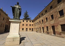Un albañil trabaja en el Patio de Escuelas bajo el sol y el calor en una imagen de archivo.