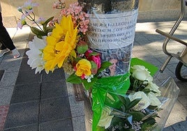 El gran ramo unido al semáforo del paso de peatones donde la profesora fue atropellada.