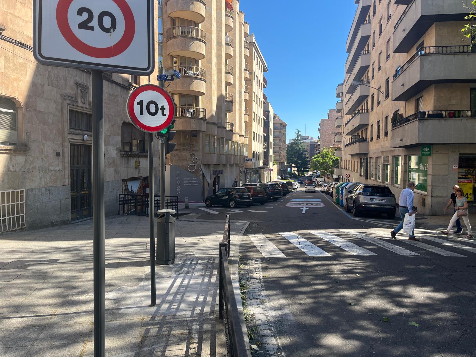 La multa por destrozar de una patada una señal de tráfico en pleno centro de Salamanca